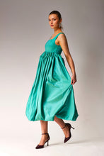 Load image into Gallery viewer, Green pleated dress.
Midi Pleated dress.
Balloon dress.