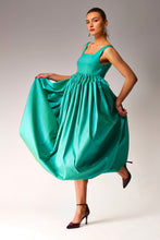 Load image into Gallery viewer, Green pleated dress.
Midi Pleated dress.
Balloon dress.