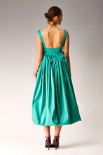Load image into Gallery viewer, Green pleated dress.
Midi Pleated dress.
Balloon dress.